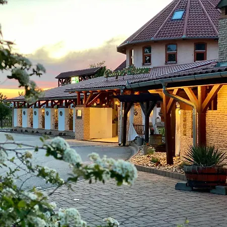 Istvan Parkhotel Es Gasztrofarm 3*