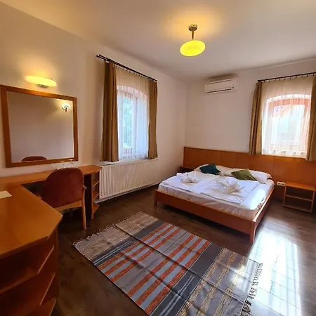 Hotel Istvan Parkhotel Es Gasztrofarm 3*