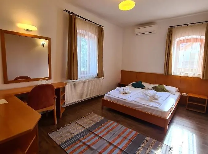 Hotel Istvan Parkhotel Es Gasztrofarm 3*